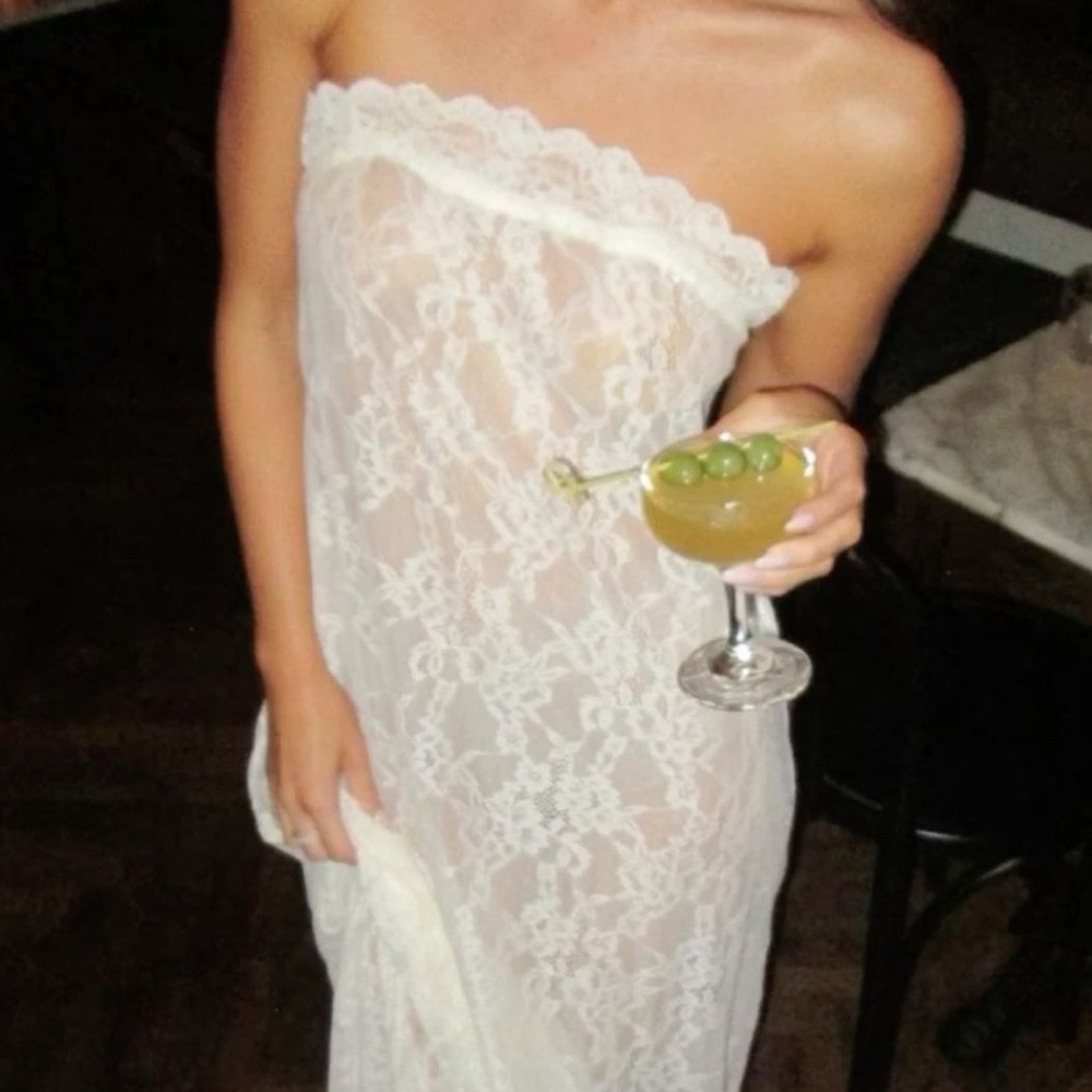 ISO we wore what strapless maxi! Not selling, I am looking to buy!